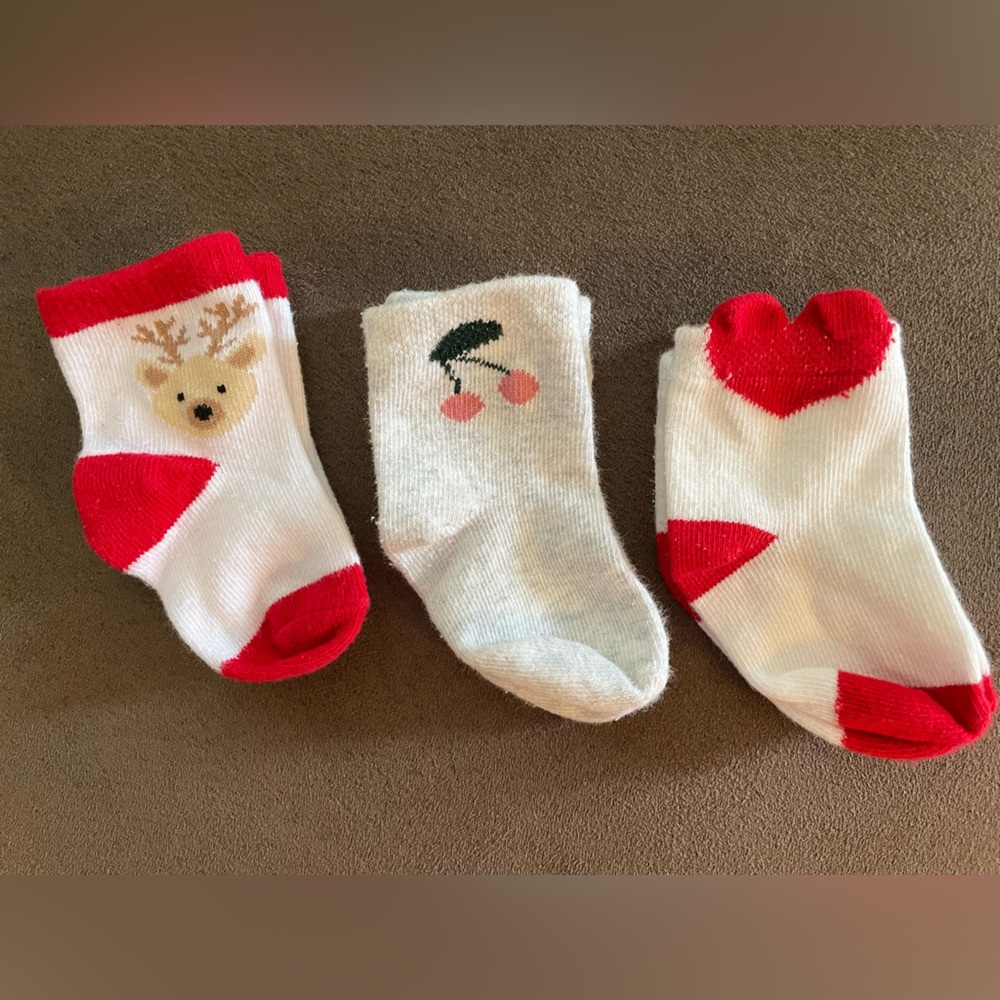 5 for $10🟢 Three Pack of 0-3M Socks. EUC.